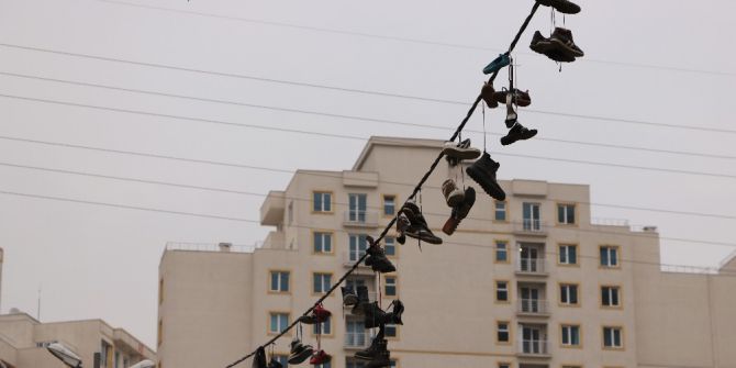 Ayakkabıları Çalıp, Elektrik Kablolarına Astılar