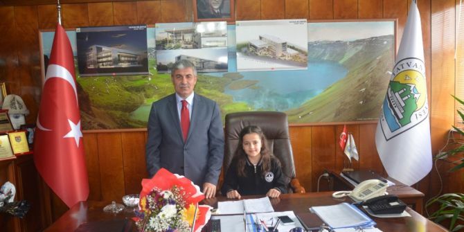 Başkan Aksoy, Koltuğunu Öğrenciye Bıraktı