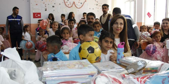 Vedaş Sınırdaki Öğrencilere Kırtasiye Malzemesi Hediye Etti