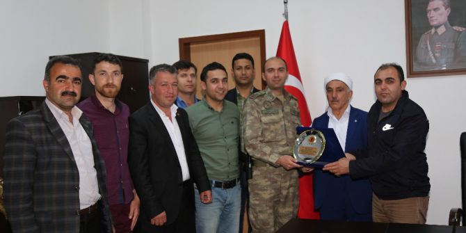 Şehit Ve Gazi Yakınlarından Tabur Komutanına Plaket