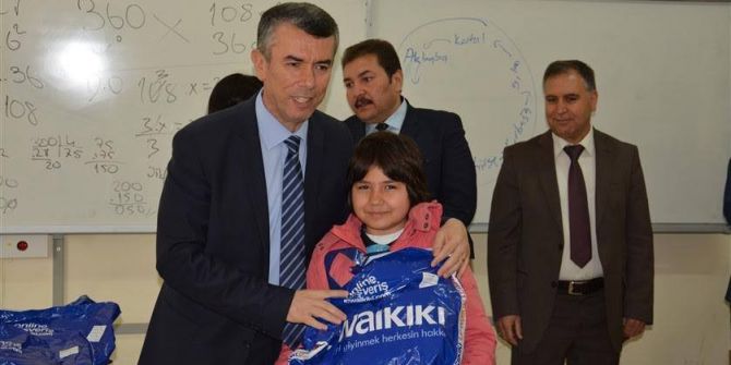 Çocuklara 23 Nisan Hediyeleri Dağıtıldı