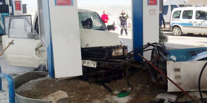 Freni Boşalan Araç Petrol İstasyonuna Girdi: 6 Yaralı