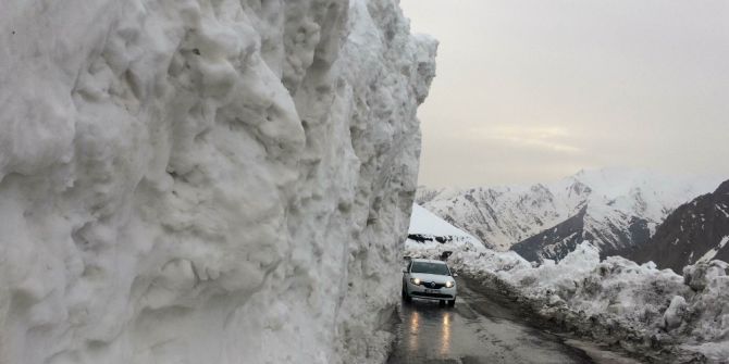 Van-bahçesaray Yolundaki Kar Yığınları Şaşırtıyor