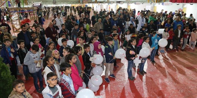 Dünya Çocuklarının Performansı İzleyeleleri Büyüledi