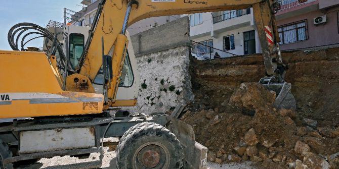 Konak’ta Çöken İstinat Duvarı Yapılıyor