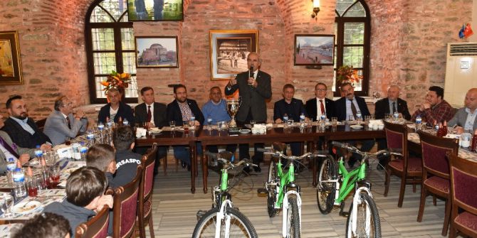 Başkan Altepe’den Genç Şampiyonlara Bisiklet