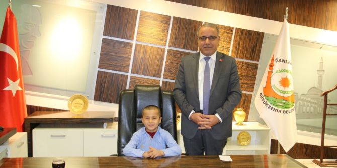 Büyükşehir Koltuğunu Minik Başkan Devraldı