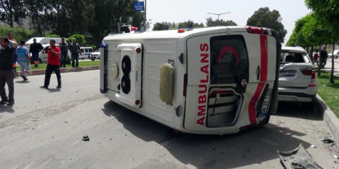 Adana’da Ambulans Kaza Yapıp Devrildi: 4 Yaralı