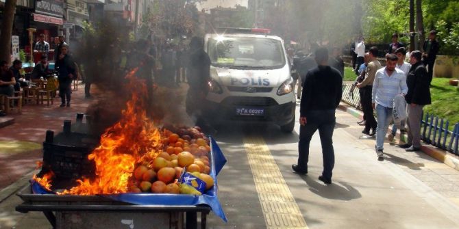 Zabıtaya Sinirlenen Seyyar Satıcı Tablasını Ateşe Verdi