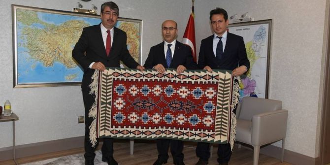 Kozan Hem’den Vali Demirtaş’a Yöreye Özgü Kilim