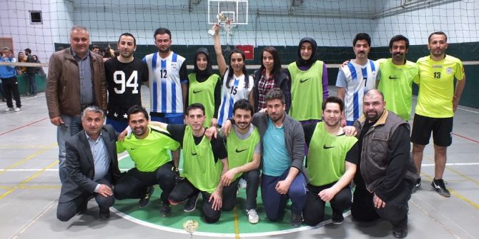 Hakkari’de Öğretmenler Arası Voleybol Turnuvası