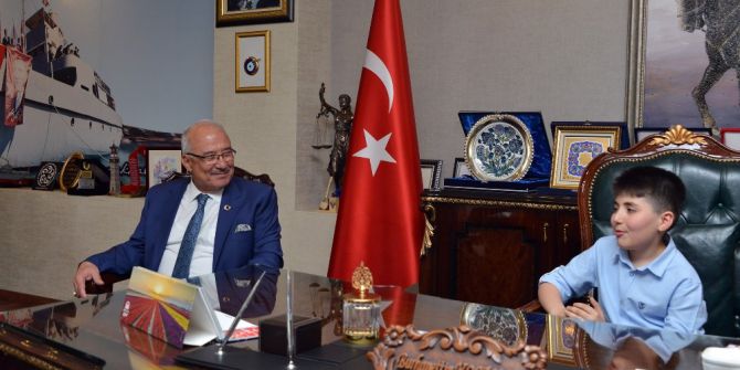 Başkan Kocamaz’ın Koltuğuna Minik Mete Oturdu