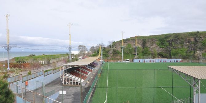 Havalimanı Yaklaşma Direği Stat Çatısına Devrildi