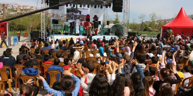 Eyüp’te Uçurtmalar Gökyüzünde Renk Cümbüşü Yaşattı