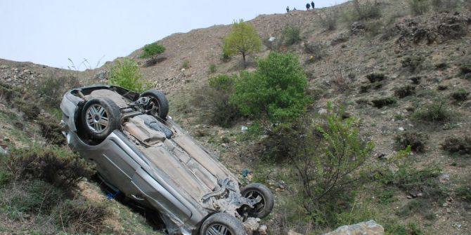 Uçuruma Yuvarlanan Otomobilden Sağ Çıktılar