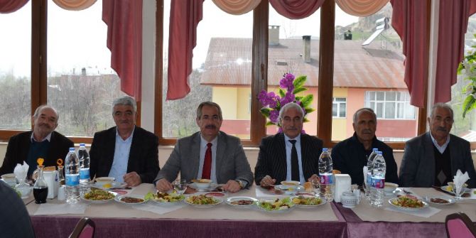 Belediyeden Emekli Olan Personele Veda Yemeği