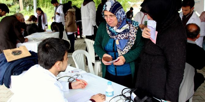 120 Tıp Öğrencisi Kırsal Mahallede Sağlık Taraması Yaptı