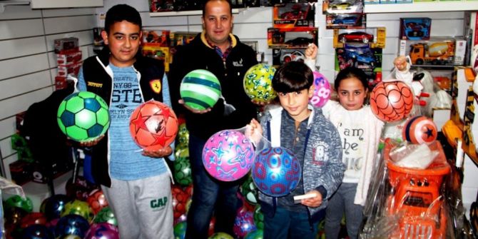 Sarıgöllü Esnaftan Çocuklara Ücretsiz Top