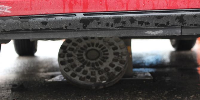 Düz Yolda Giderken Askıda Kaldılar