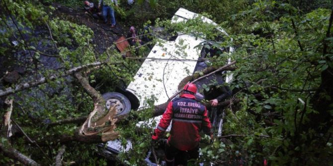 Minibüs 50 Metreden Uçuruma Yuvarlandı