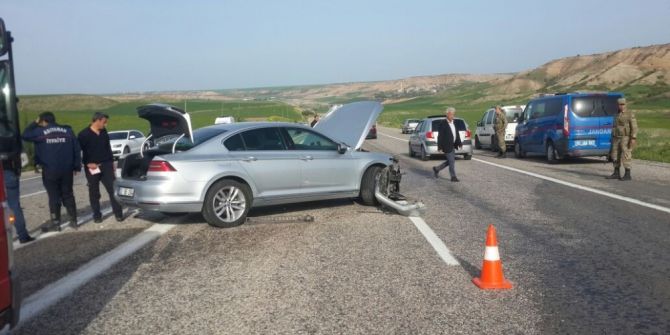 İki Otomobil Çarpıştı: 4 Yaralı