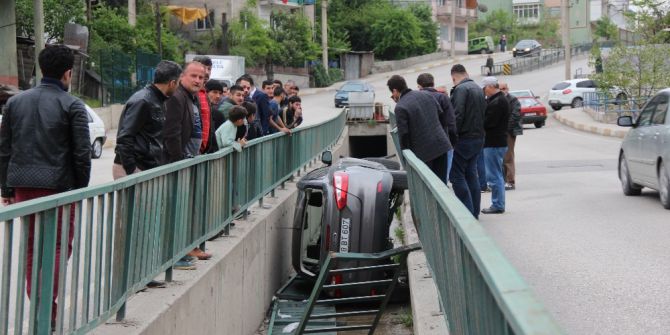 Otomobil Su Kanalına Düştü: 2 Yaralı