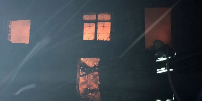 Yanan Ahırdaki Hayvanlarını Kurtarmak İsterken Canından Oldu