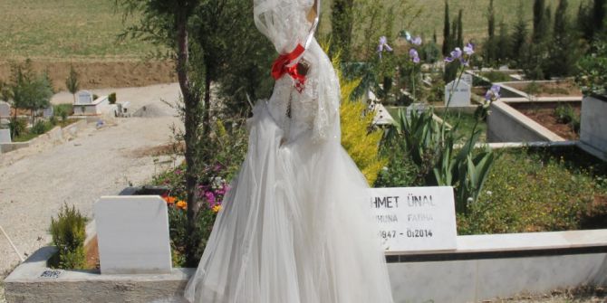 Genç Kadının Mezarına Gelinlik Asıldı