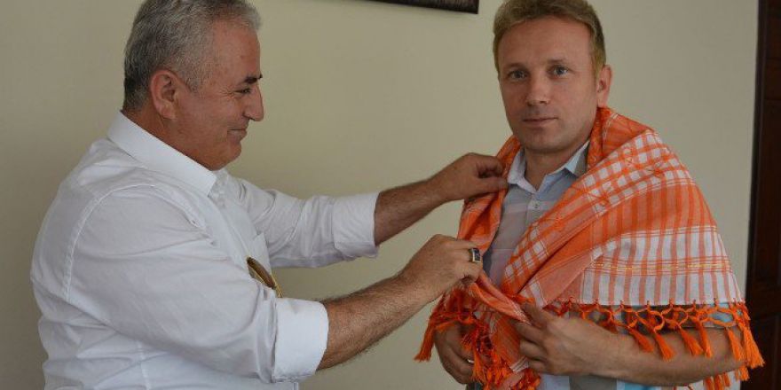 Kaymakam Tanrıkulu’na Şenlik Ağası Sarıca’dan Plaket