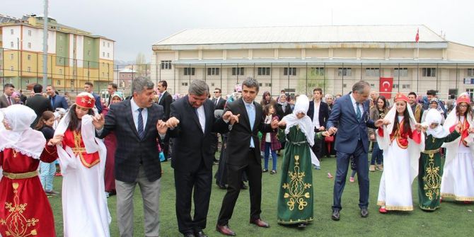 Protokol Öğrencilerle Halay Çekti