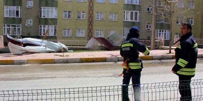 Erzurum’da Fırtına Çatıları Uçurdu