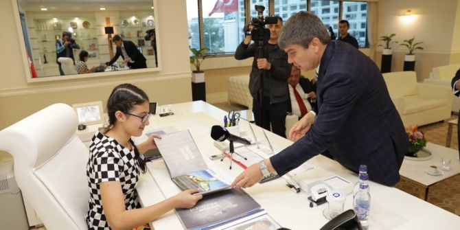 Başkan Türel Koltuğunu Çocuk Başkana Devretti