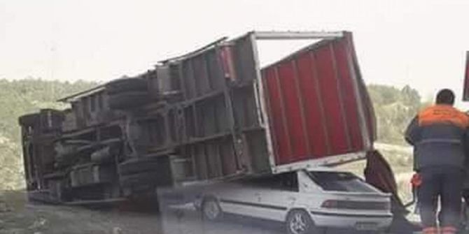 Şiddetli Rüzgar Kamyon Devirdi