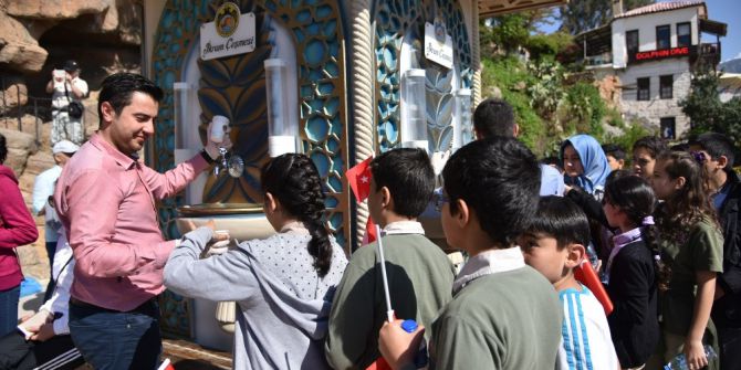 Alanya Belediyesi 23 Nisan Ulusal Egemenlik Ve Çocuk Bayramı İle Miraç Kandili’nde Limonata Ve Lokum Dağıttı