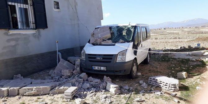 Şiddetli Fırtına İnşaat Halindeki Evi Aracın Üzerine Yıktı