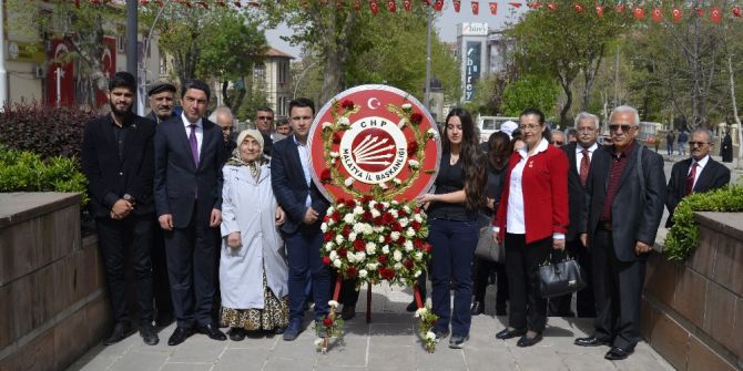 Chp Atatürk Anıtına Çelenk Sundu