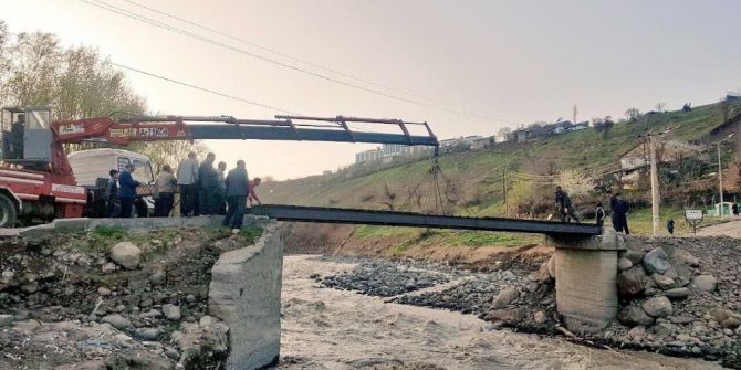 Selde Yıkılan Köprü Yerine, Yayalar İçin Geçici Köprü Yapıldı