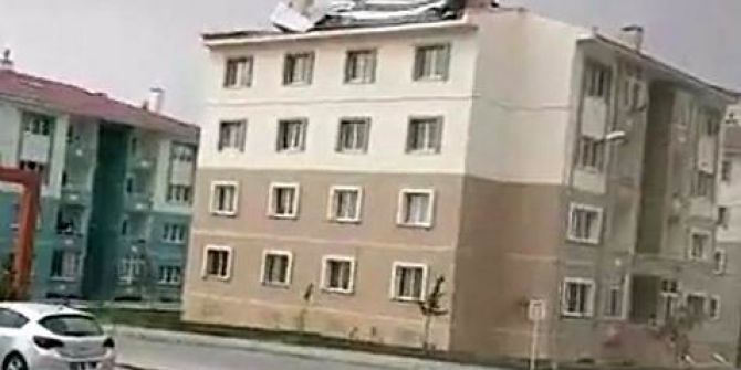 Fırtına Erzincan’da Çatıları Uçurdu