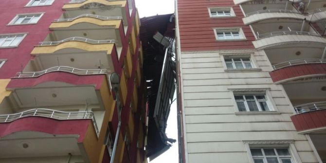 Siirt’te Şiddetli Rüzgar Apartman Çatısını Uçurdu