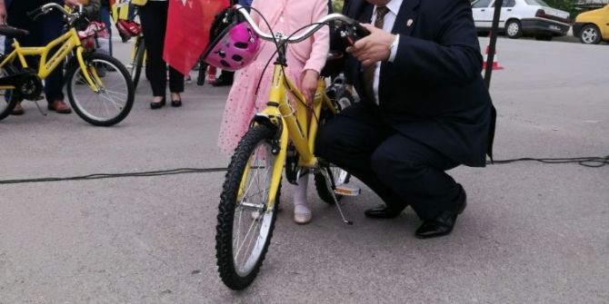 Biga Fenerbahçeliler Derneği Çocuklara Bisiklet Dağıttı