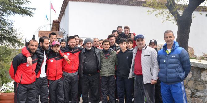 Bileciksporlu Oyuncular Zorlu Vitraspor Maçı Öncesi Şeyh Edebali Türbesini Ziyaret Etti