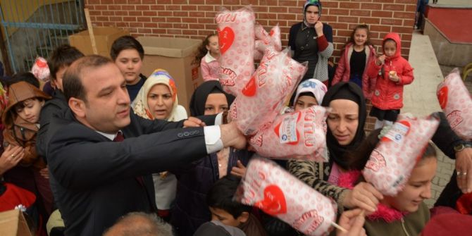 Çocuklara Pamuk Şekeri