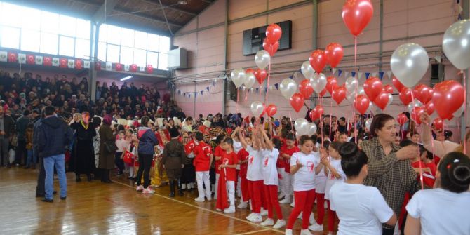 23 Nisan Coşkusu Salona Sığmadı