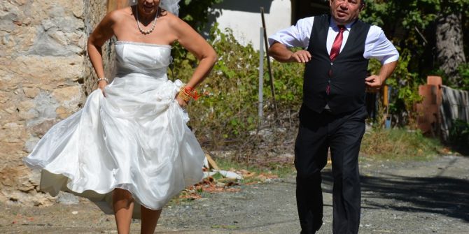 Yeşim Salkım Düğününde Giydiği Gelinliği Son Kez Giyip Hayranına Hediye Etti