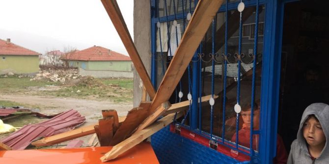 Yozgat’ta Şiddetli Rüzgar Çatıları Uçurdu