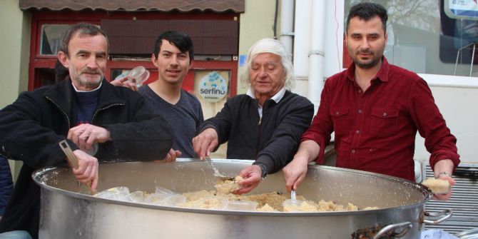 Bilecik’te Çarşı Esnafı Helva Dağıttı
