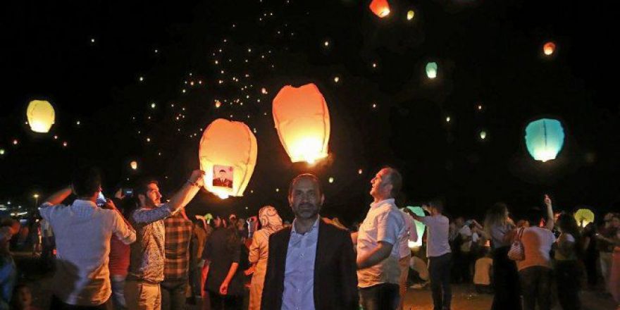 Fenerler Demokrasi İçin Havalandı