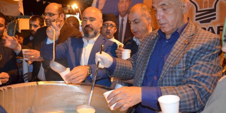 Ilıcalı’dan Demokrasi Nöbetçilerine Sahlep İkramı