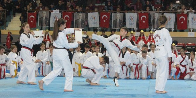 Düzce’de Çocukların Gösterileri Büyük İlgi Gördü