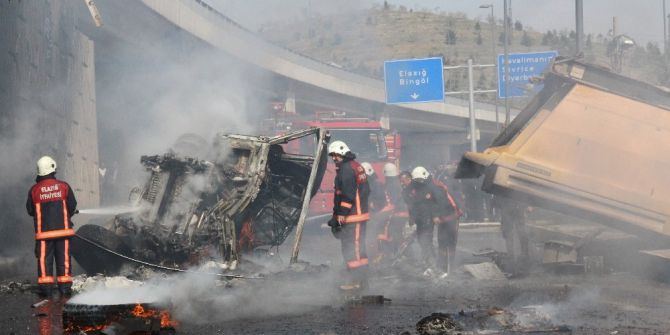 Üst Geçitten Düşen Kamyon Alev Alev Yandı: 2 Yaralı